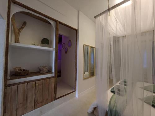 La salle de bains est pourvue d'un grand miroir. dans l'établissement La Galatée, Balnéo et Sauna privatifs, à Saint-Saturnin-lès-Avignon