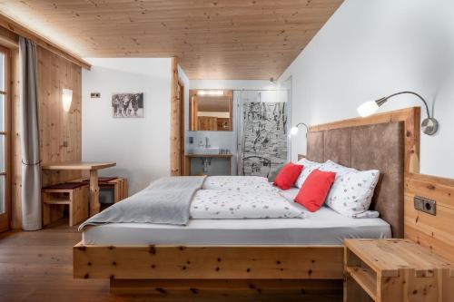 Postel nebo postele na pokoji v ubytování Froetscherhof, Urlaub auf dem Bio-Bauernhof in Brixen, Appartments