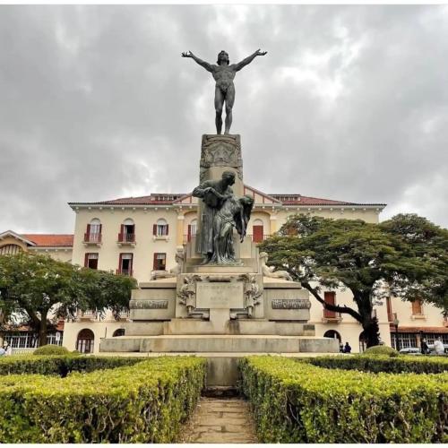 a statue of a woman in front of a building at Casa - Centro Px Matriz c/ Churrasqueira, 2 Suítes in Poços de Caldas