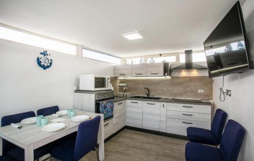 Η κουζίνα ή μικρή κουζίνα στο 3 Bedroom Amazing Home In Avola