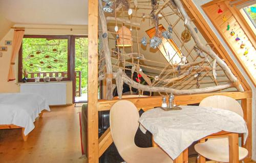 Habitación con mesa y sillas. en Ferienwohnung Dierhagen, en Neuhaus