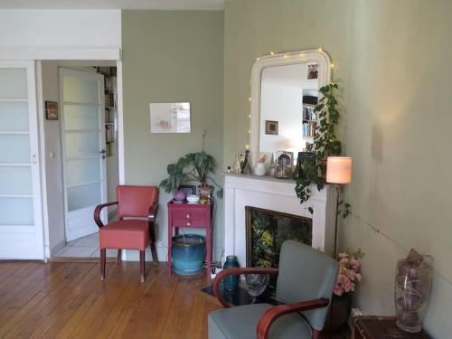 un salon avec deux chaises et une cheminée dans l'établissement A paradise of calm and charm, à Paris