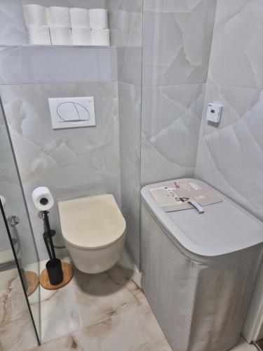 Bilik mandi di Embla residence