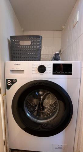 - un lave-linge avec un panier dans l'établissement Appartement hyper centre, à Pornichet