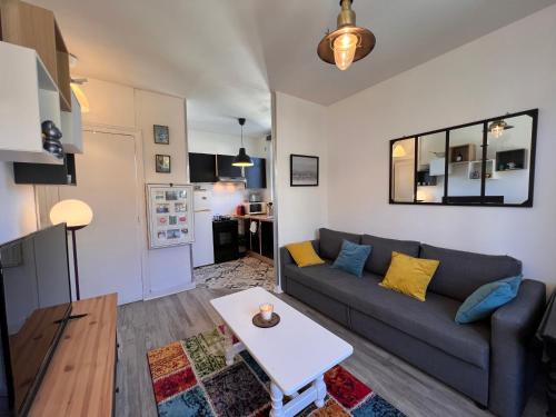 un salon avec un canapé et une table dans l'établissement Appartement hyper centre, à Pornichet