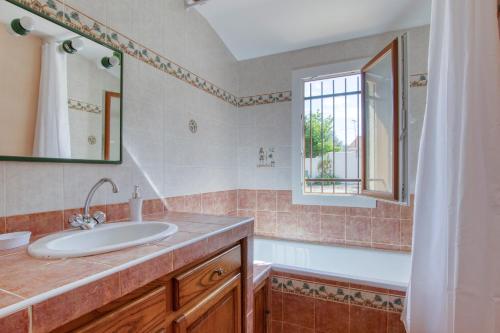 索列图卡Villa aux portes de la Sainte Baume的浴室里有洗手池和镜子