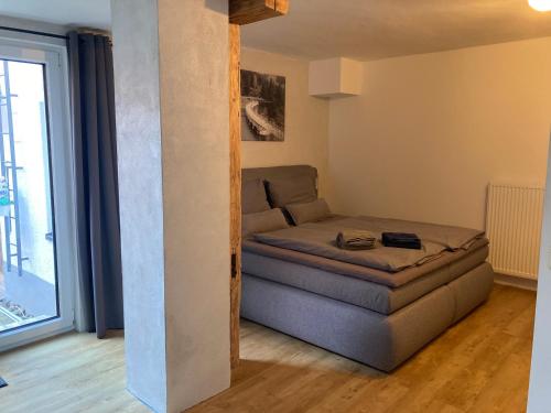 un lit dans une petite pièce avec une fenêtre dans l'établissement Ferienwohnungen Garzke, à Neustadt