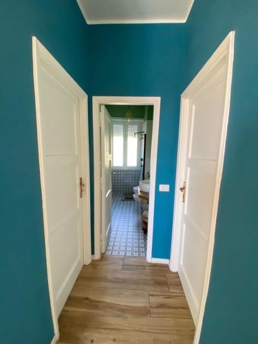 a hallway leading to a bathroom with blue walls at Casa Vacanze Nene in Minturno