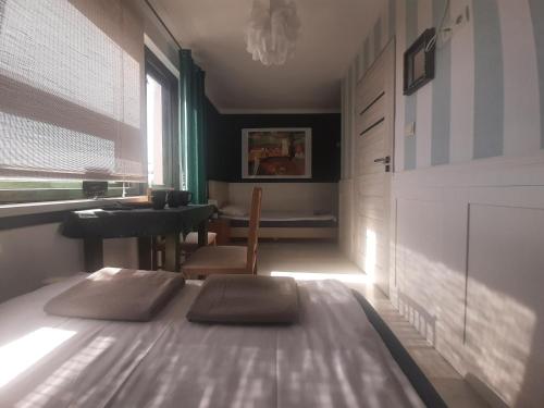 Ένα ή περισσότερα κρεβάτια σε δωμάτιο στο APARTAMENTY ZIELONY KAMELEON