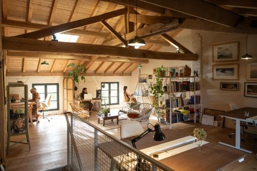 Cette grande chambre est dotée de plafonds en bois et de poutres apparentes. dans l'établissement La Grange Animation, à Pomarez