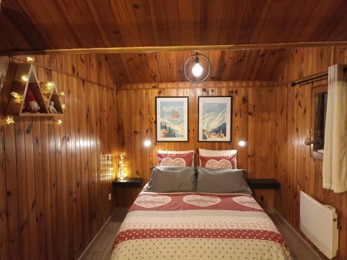 Giường trong phòng chung tại Le chalet à la campagne !