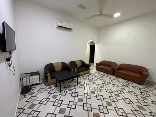a waiting room with two couches and a tv at فندق المجد in Salalah