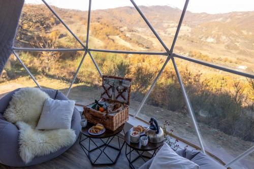 Nespecifikovaný výhled na hory nebo výhled na hory při pohledu z luxury tent
