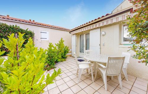 1 Bedroom Stunning Home In Vaux-Sur-Mer