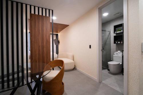 a bathroom with a sink and a toilet in a room at Lujoso Estudio en la Carolina in Quito