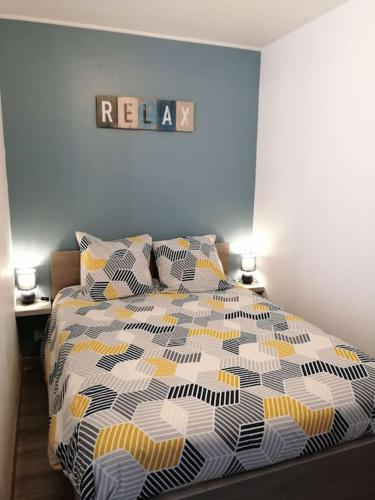 une chambre avec un lit et deux lampes et un panneau dans l'établissement Saint-Brieuc centre superbe appartement, à Saint-Brieuc