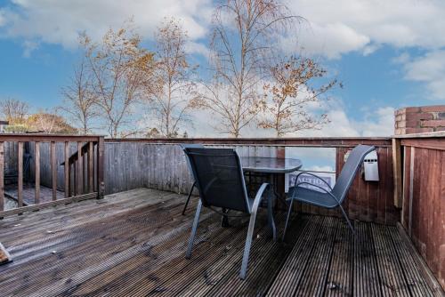 Balkoni atau teres di Cosy lodge in the countryside