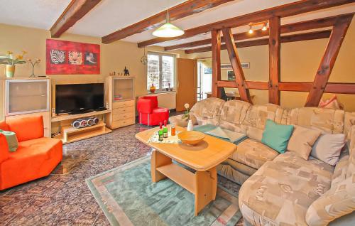 un soggiorno con un divano e un tavolo di Ferienwohnung Malchow a Malchow