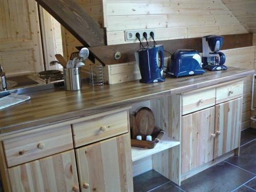 une cuisine avec des armoires en bois et un comptoir dans l'établissement Ferienwohnungen mit Wellnessoase im Luftkurort Altenbrak, à Altenbrak