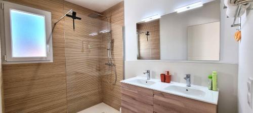 a bathroom with a sink and a shower at L'Eden des Aspres Villa plain pied T4 avec Jardin, terrasse, BBQ & Wifi in Thuir