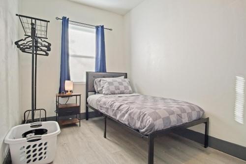 Postel nebo postele na pokoji v ubytování Private Room in OKC