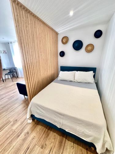 - une chambre dotée d'un lit avec des plaques bleues sur le mur dans l'établissement Appartement Emplacement Central - Proche Gare, à Marseille
