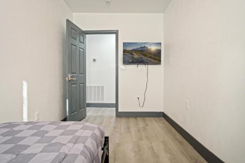 Postel nebo postele na pokoji v ubytování Private Room in OKC