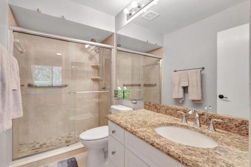 ein Badezimmer mit Dusche, Waschbecken und Toilette in der Unterkunft Private Cottage in West Palm Beach Florida in Palm Beach Gardens