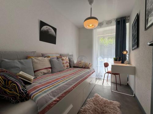 un dormitorio con una cama y una ventana en Le JOY, centre ville, en Mulhouse