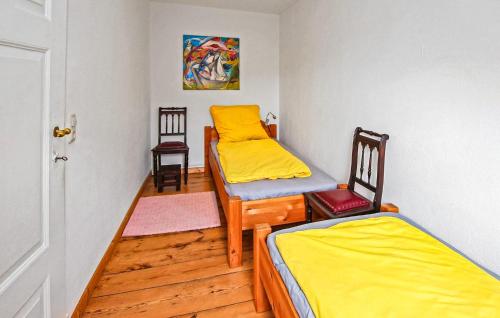 a room with two beds and two chairs at Ferienwohnung Röbelmüritz in Röbel