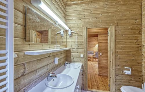 Bilik mandi di 2 Bedroom Amazing Home In Masserberg
