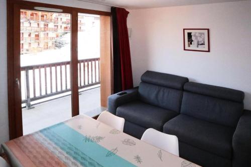 un salon avec un canapé et une table dans l'établissement Les Chalets De Bois Mean - Résidence le Bois Méan 2 pièces pour 6 personnes MAE-6814, aux Orres