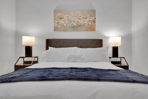 a bedroom with a large bed with two lamps at Luxurious 2 Bedroom 2 Bathroom in Greenville