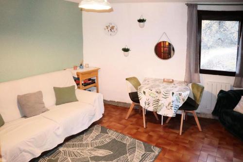 un salon avec un canapé et une table dans l'établissement Résidence Les Flocons - STUDIO N° 110 LES FLOCONS MAE-0921, aux Orres