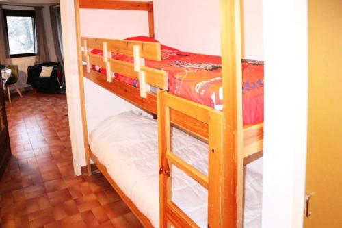 quelques lits superposés dans une chambre dans l'établissement Résidence Les Flocons - STUDIO N° 110 LES FLOCONS MAE-0921, aux Orres