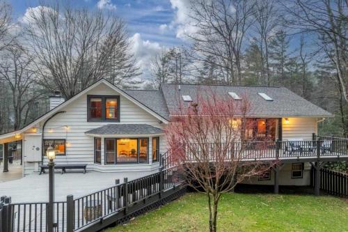 Casa blanca con porche y valla en Highlands Family Mountain Retreat, en Highlands