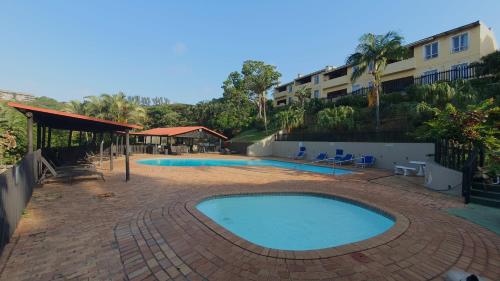 Bazén v ubytování 18 Chaka's Rock Chalets, Chalet on Ballito's Dolphin Coast nebo v jeho okolí