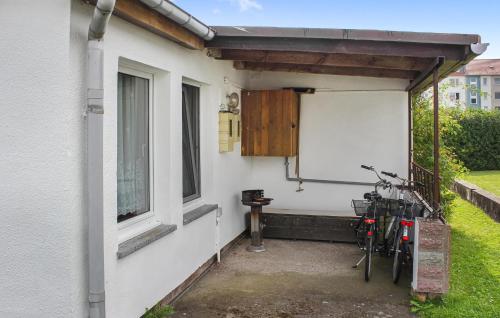 a group of bikes parked next to a house at Ferienhaus Plau Am See in Kummerow