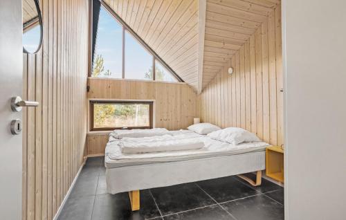 Katil atau katil-katil dalam bilik di Lovely Home In Jerup With Sauna