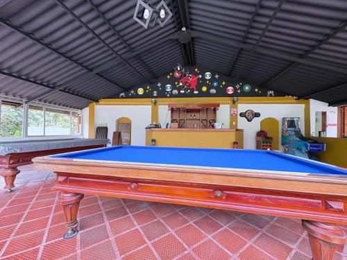 a room with a pool table in a house at ocobos club campestre in Tibirita