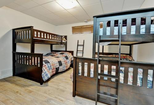 a room with two bunk beds and a bed at 06 chemin des Skieurs in Stoneham
