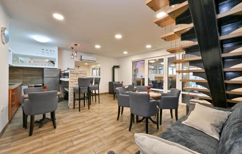 Η κουζίνα ή μικρή κουζίνα στο Gorgeous Home In Koprivnica With Sauna