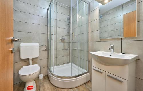 Ένα μπάνιο στο Gorgeous Home In Koprivnica With Sauna