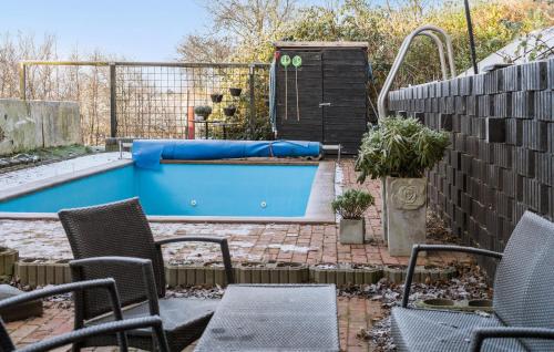 un cortile con piscina blu gonfiabile di Pet Friendly Home In Karby a Karby