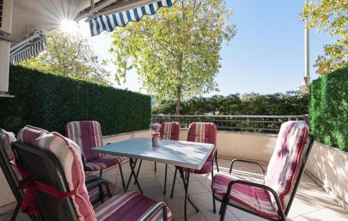 Lovely Apartment In Makarska With Wifi