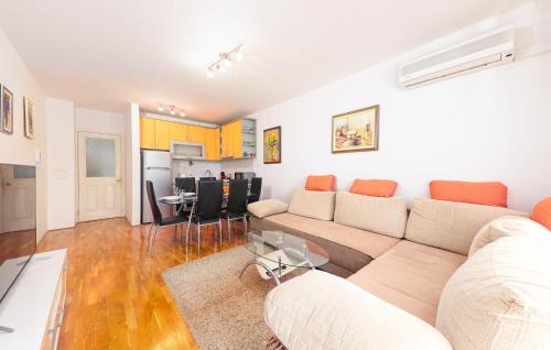 Lovely Apartment In Makarska With Wifi