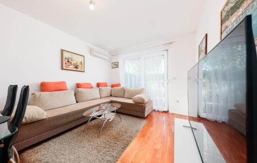 Lovely Apartment In Makarska With Wifi