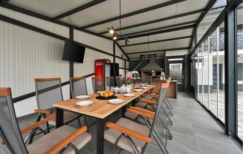 a dining room with a long table and chairs at Stunning Home In Vinogradi Ludbreski in Vinogradi Ludbreški