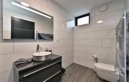 a white bathroom with a sink and a toilet at Stunning Home In Vinogradi Ludbreski in Vinogradi Ludbreški