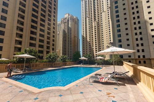Πισίνα στο ή κοντά στο Beautiful 1 bedroom by the JBR beach! Bahar